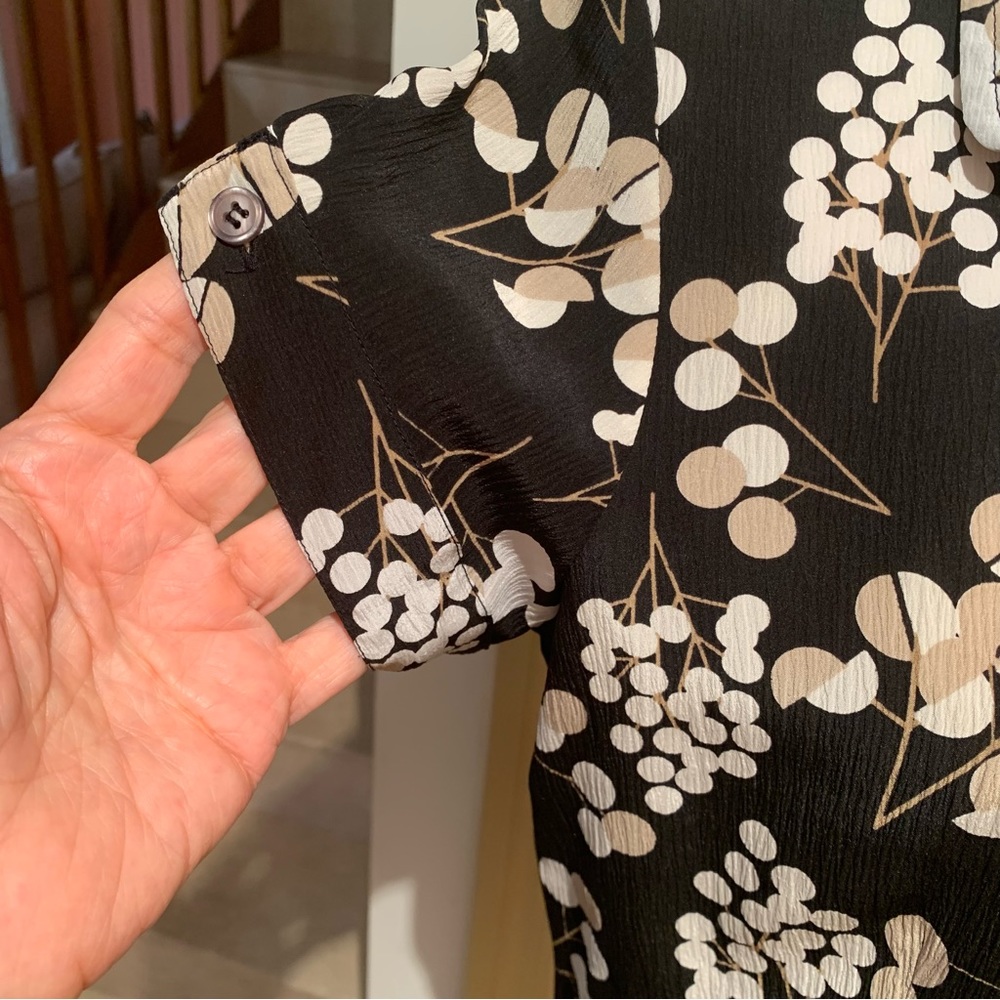 MOSSIMO. 100% Silk Shirt. Circular patterns in tan/white. Short sleeves. - Picture 4 of 9